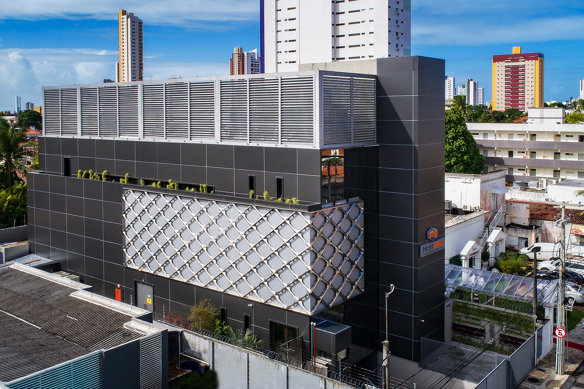 Fachada de un centro de datos en João Pessoa, Brasil, con paneles de ventilación en la parte superior