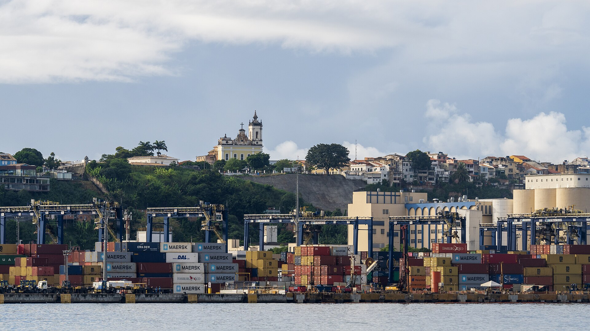 Grúas y contenedores en la terminal de carga del puerto de Salvador de Bahía, Brasil