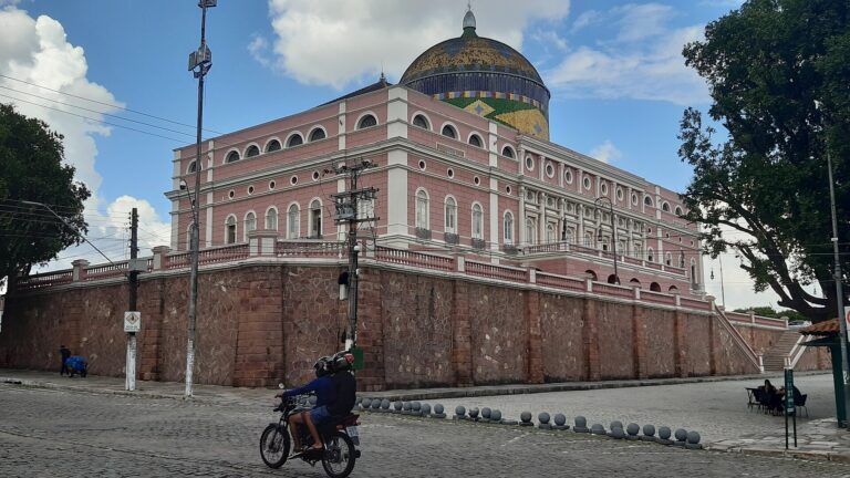 Fachada rosada y cúpula del Teatro Amazonas en Manaus, Brasil, vista desde la calle