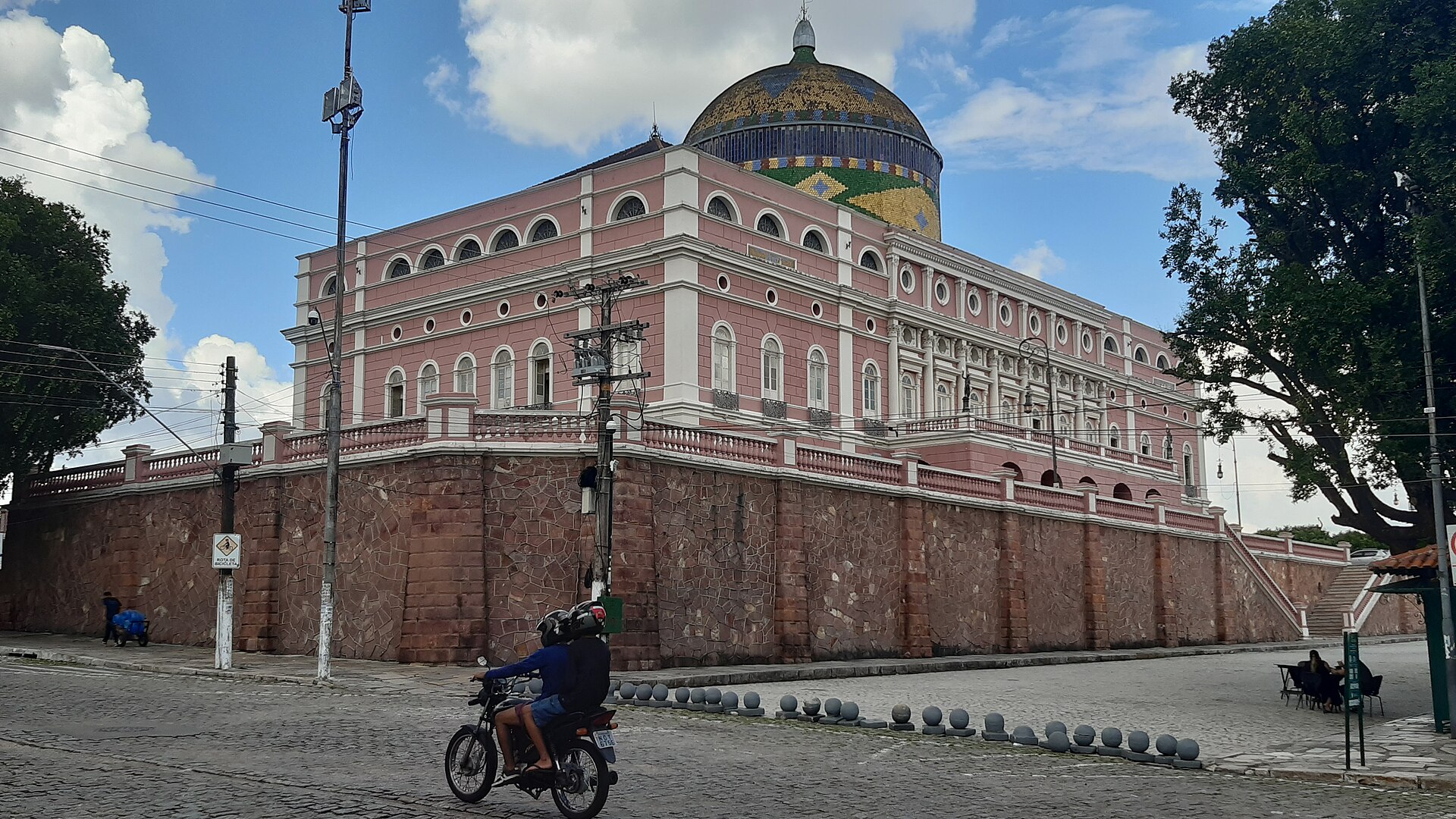 Fachada rosada y cúpula del Teatro Amazonas en Manaus, Brasil, vista desde la calle