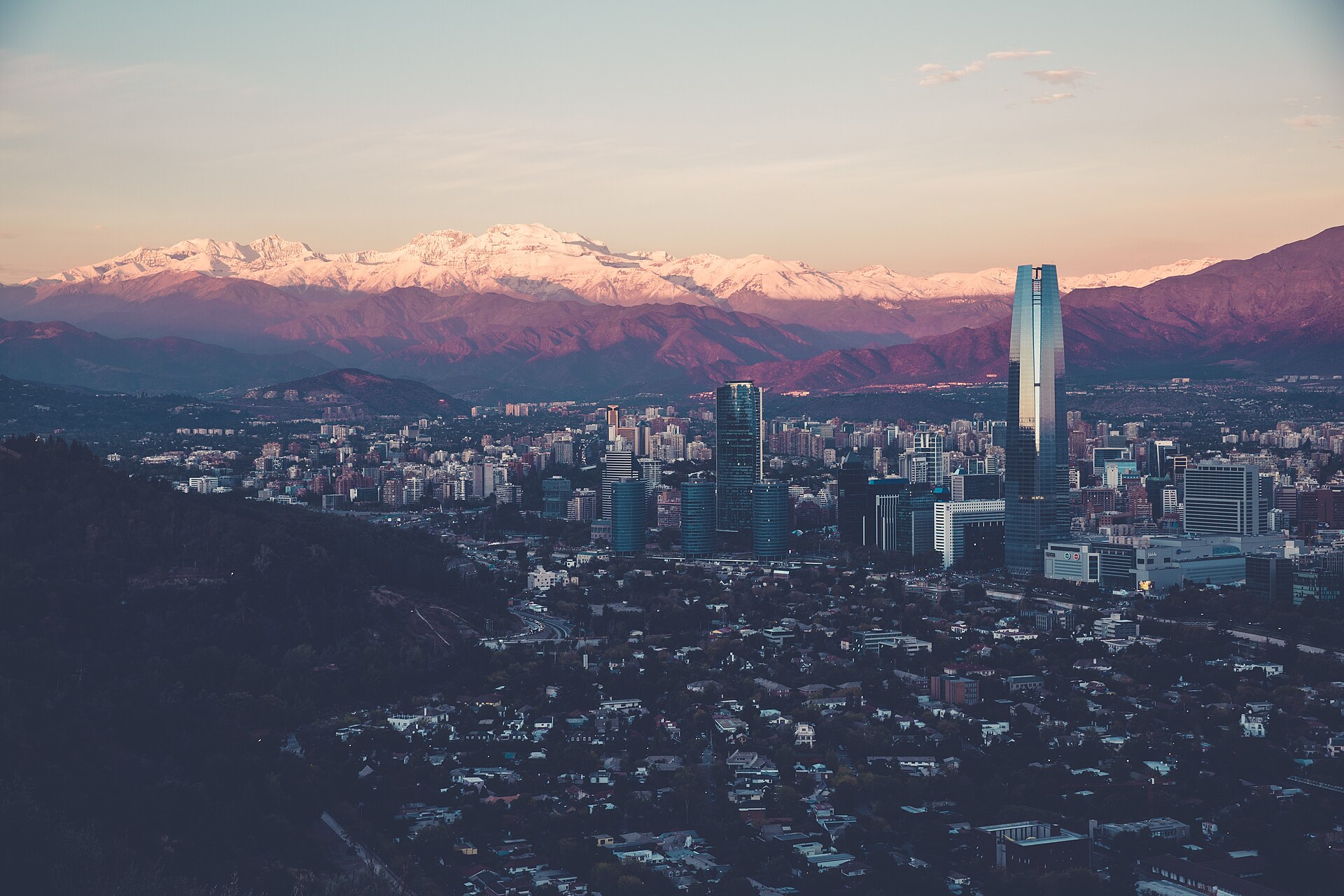 Vista panorámica de los edificios de Santiago de Chile desde el Parque Metropolitano